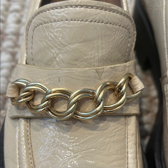 Elegant Beige Loafers with Gold Chain Detail by Sam Edelman - Picture 3 of 9